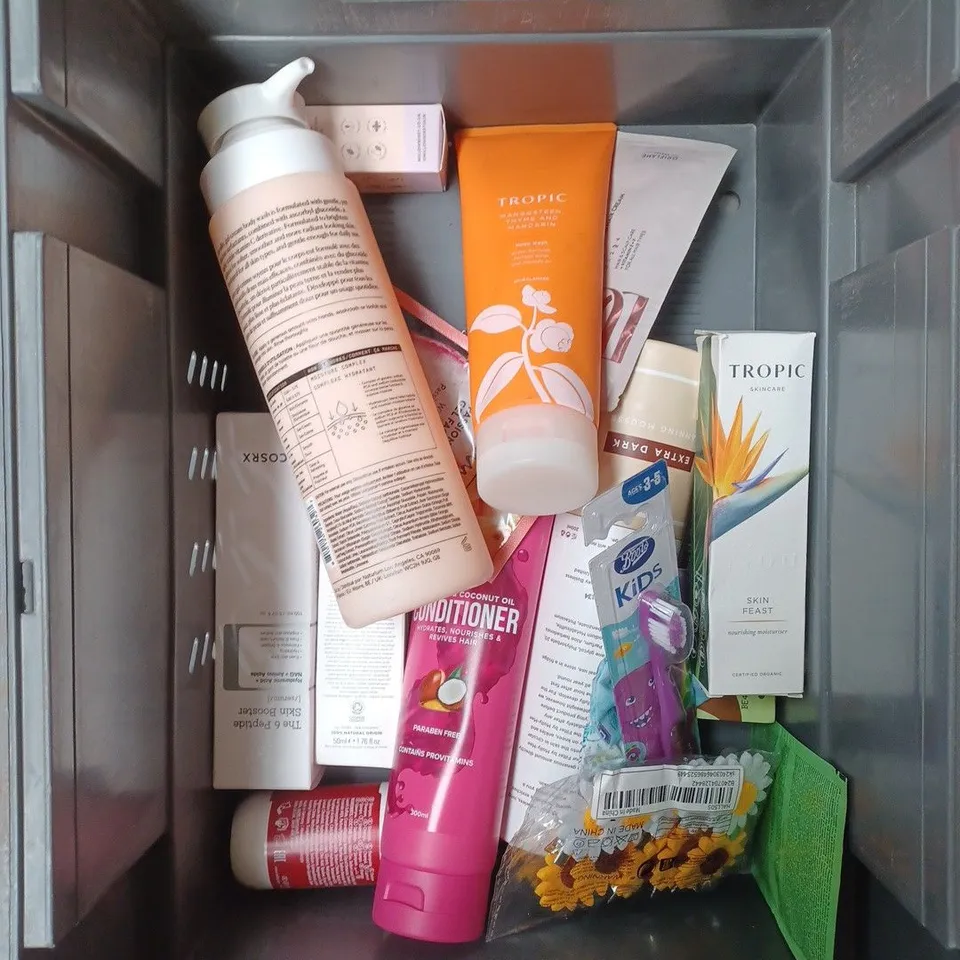 APPROXIMATELY 20 ASSORTED COSMETIC PRODUCTS TO INCLUDE AVEENO BABY BODY WASH, SENSODYNE PRONAMEL TOOTHPASTE, AND THE BODY SHOP SHAMPOO