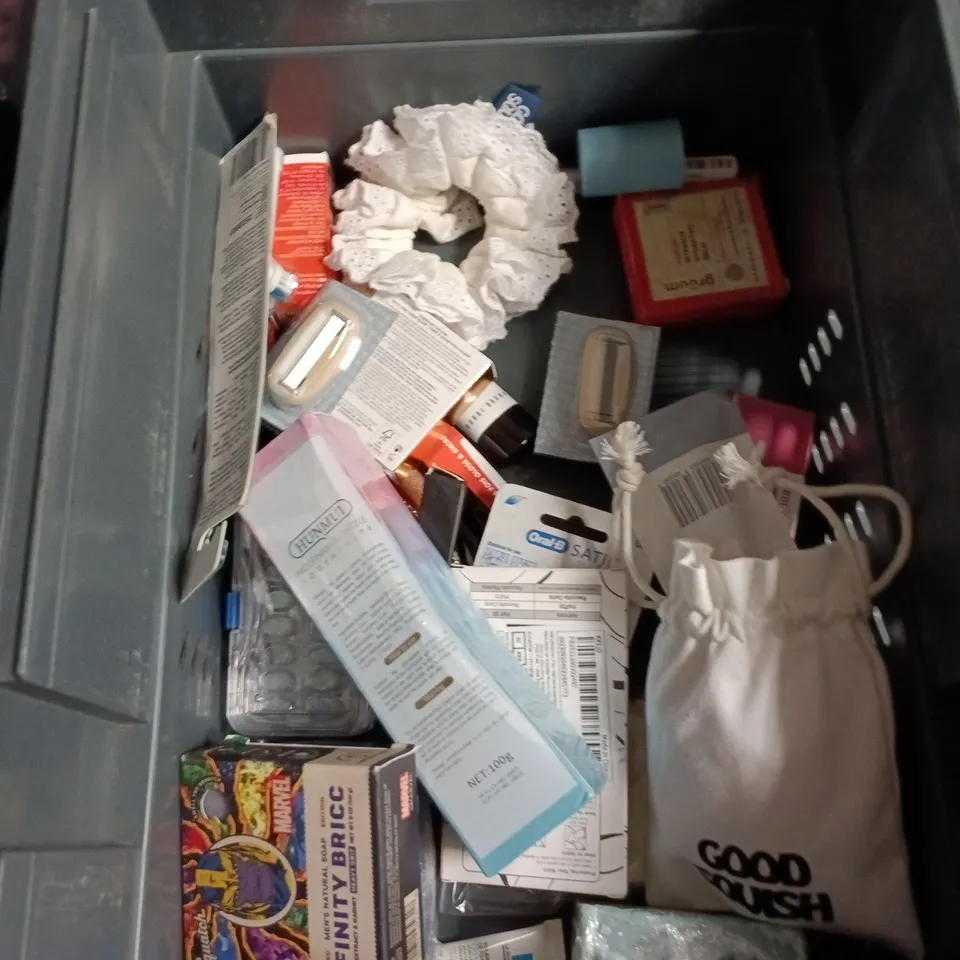 APPROXIMATEY 20 ASSORTED HEALTH AND BEAUTY PRODUCTS TO INCLUDE - JPHNSON'S BABY BODY WASH - PALMOLIVE PAMPERING OIL AND BRIGHT WHITE TOOTHPASTE