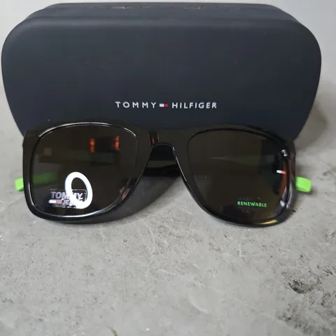 TOMMY JEANS SUN GLASSES WITH GREEN TIPS