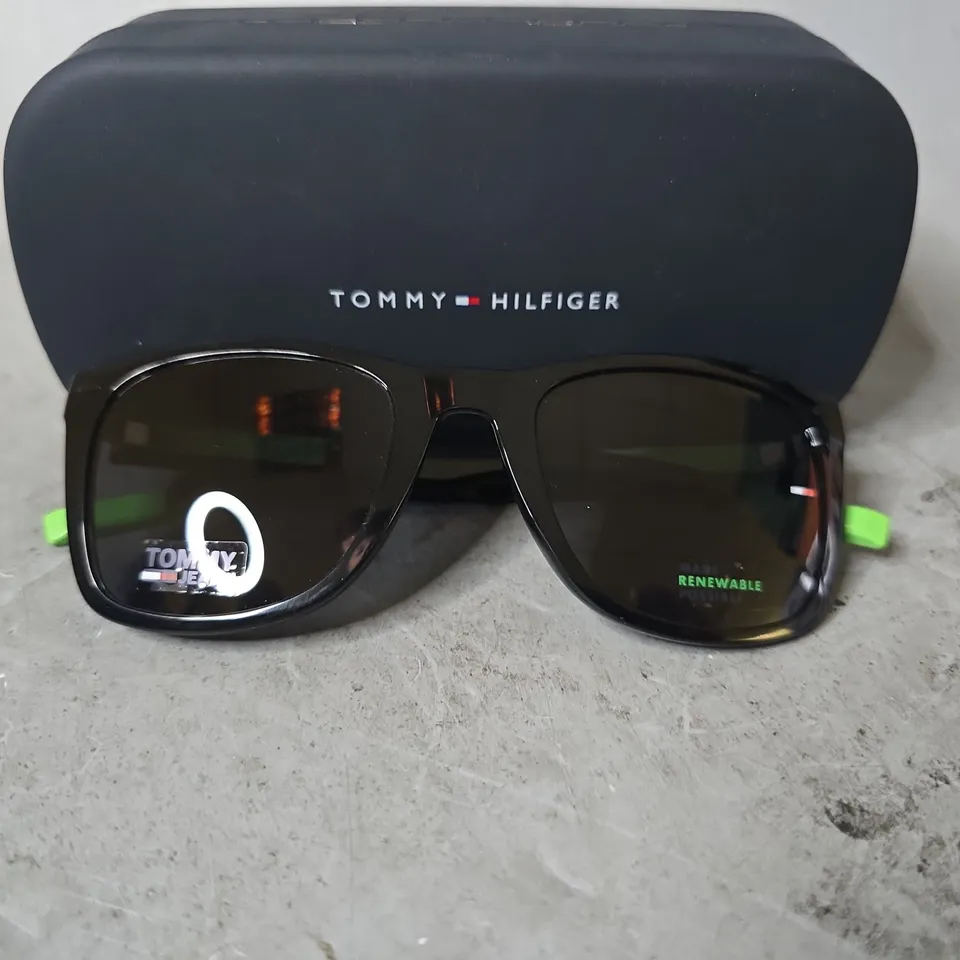 TOMMY JEANS SUN GLASSES WITH GREEN TIPS