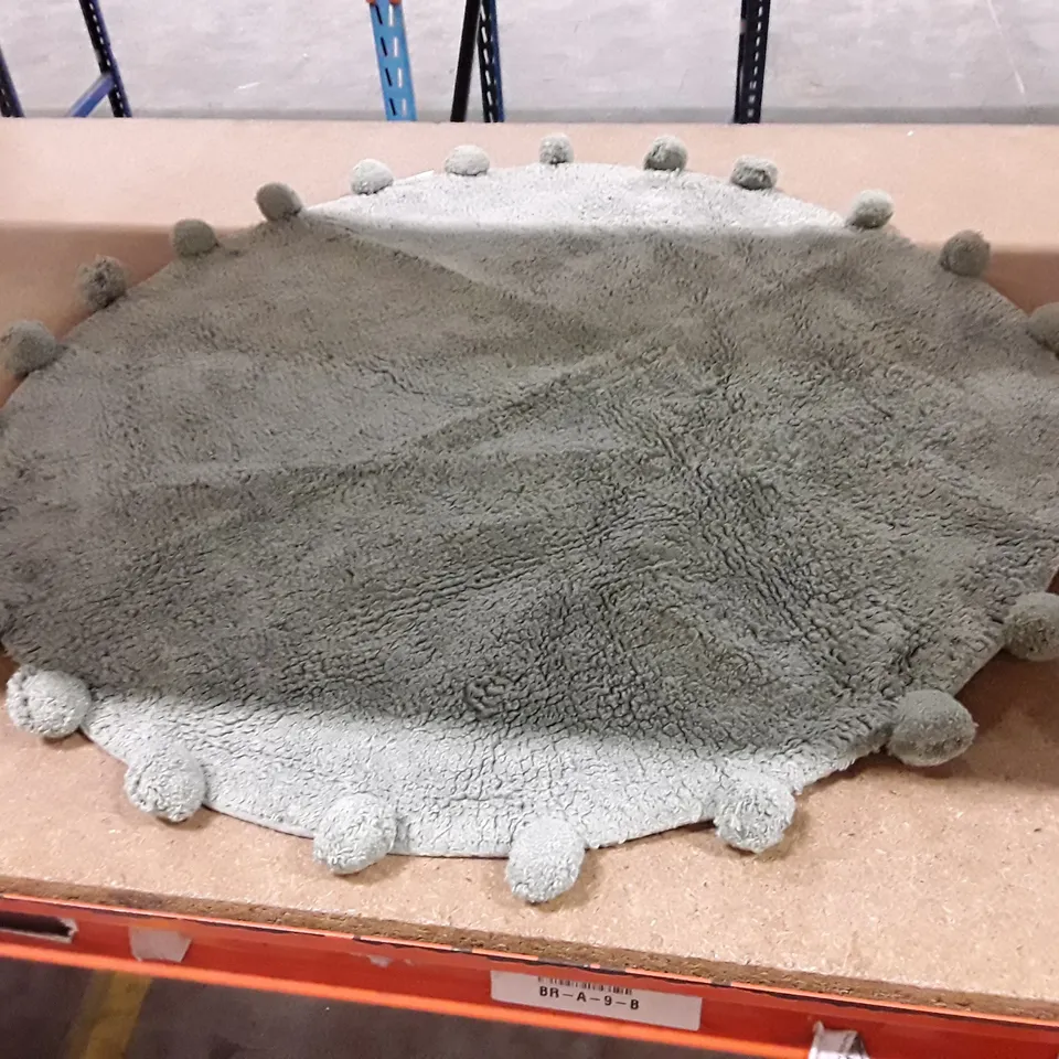 CIRCLE POM POM CIRCLE BATH MAT