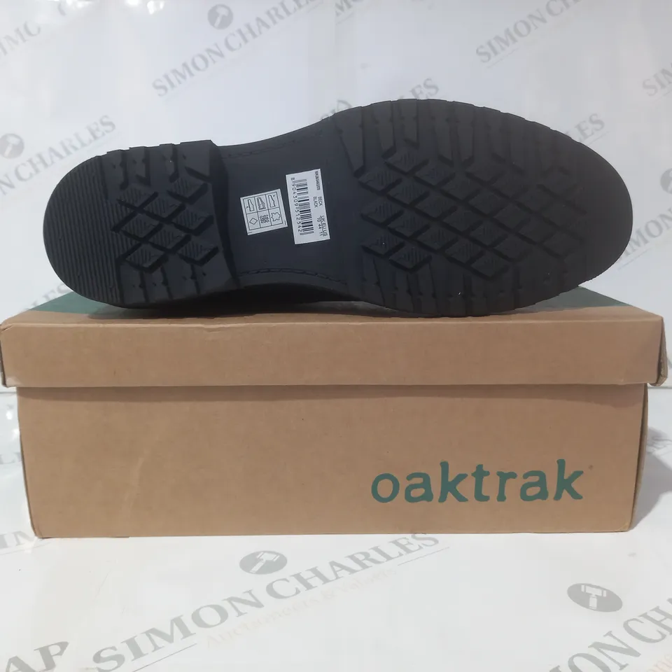BOXED PAIR OF OAKTRAK ANKLE BOOTS IN BLACK UK SIZE 10