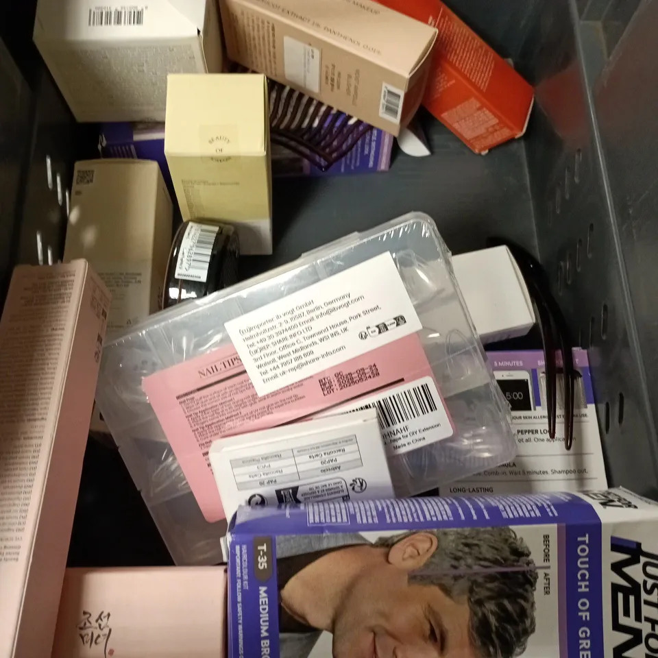 APPROXIMATEY 20 ASSORTED HEALTH AND BEAUTY PRODUCTS TO INCLUDE - JUST FOR MEN HAIR COLOUR - L'OREAL GLASS SKIN HYDROGEL GLOW MASK AND CREST 3D WHITE TOOTHPASTE