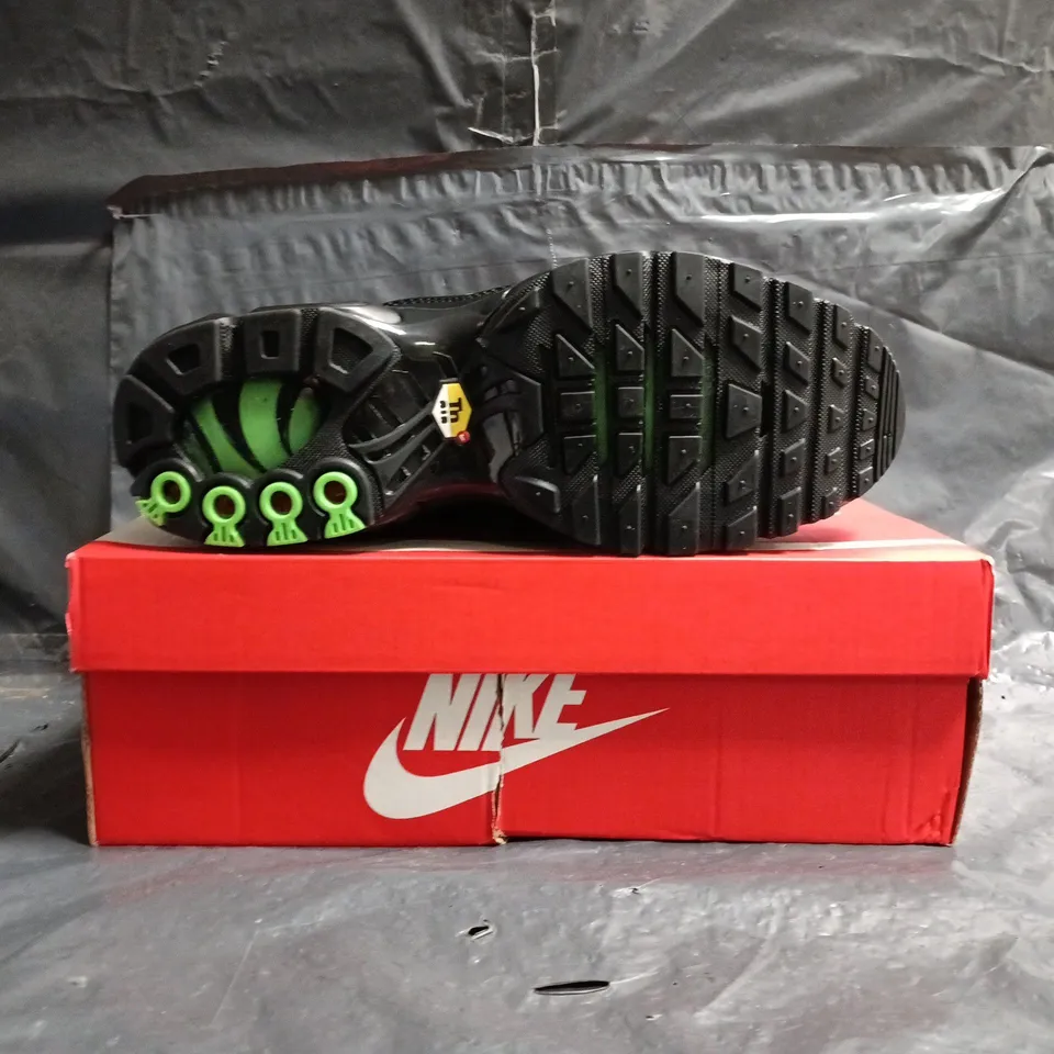 BOXED PAIR OF NIKE AIR MAX PLUS TRAINERS IN BLACK/GREEN SIZE UK 6