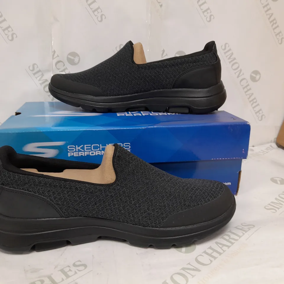 PAIR OF BOXED SKECHERS MEN'S TRAINERS, UK SIZE 7