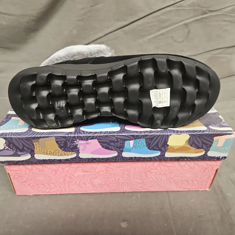 BOXED PAIR OF SKECHER JOY DREAM BOOTS - UK SIZE 6.5