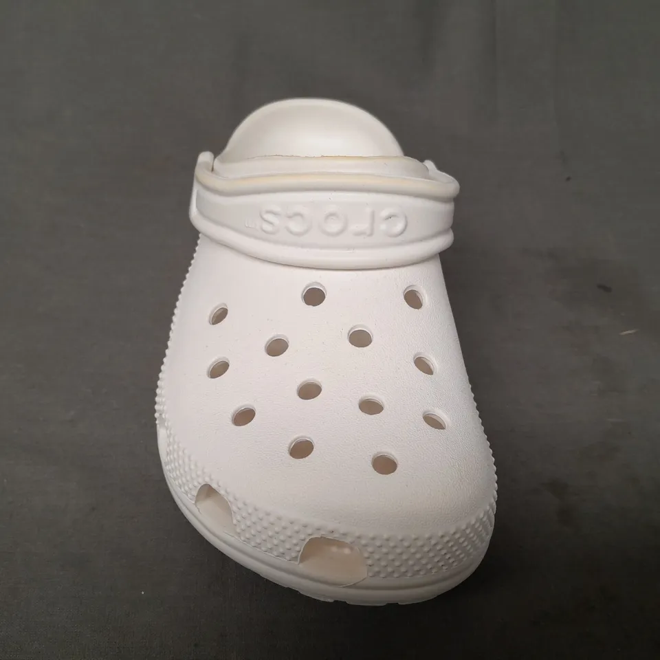 PAIR OF CROCS CLASSIC KID'S CLOGS IN WHITE EU SIZE 32-33