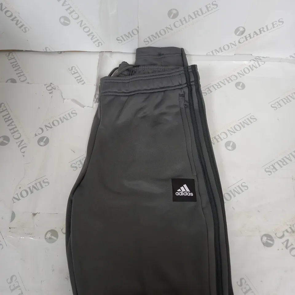 ADIDAS TRACKSUIT BOTTOMS SIZE 42-44 