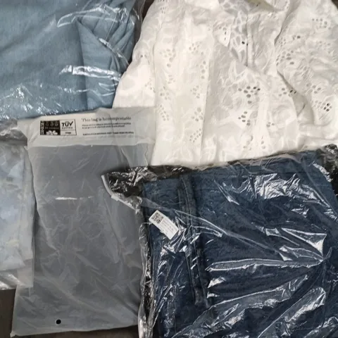 APPROXIMATELY 35ASSORTED CLOTHING ITEMS IN VARIOUS SIZES, STYLES & COLOURS TO INCLUDE TOPS, JEANS, DRESSES, ETC - COLLECTION ONLY