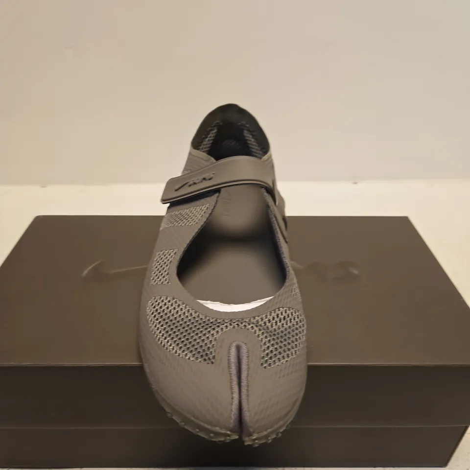 BOXED PAIR OF NIKE X SKINS RIFT 2 TONE MESH TRAINERS – GREY, UK 6.5