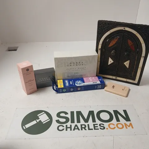 APPROXIMATELY 15 ASSORTED HEALTH & BEAUTY PRODUCTS TO INCLUDE MIRROR, ROSE & CARAMEL BLENDING BRUSH, GLOSSYBOX MOISTURISER, ETC - COLLECTION ONLY