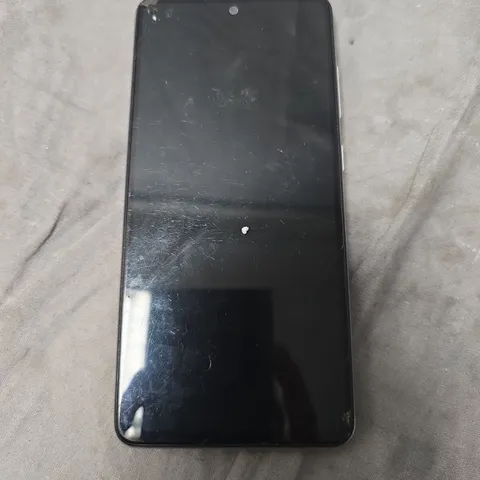 SAMSUNG SMARTPHONE IN WHITE (MODEL UNSPECIFIED)