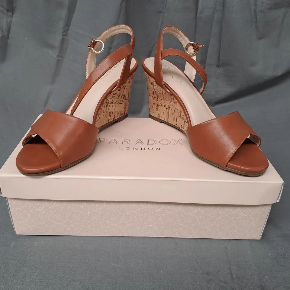 BOXED PAIR OF PARADOX LONDON YUMI OPEN TOE HIGH WEDGE SANDALS IN TAN EU SIZE 38