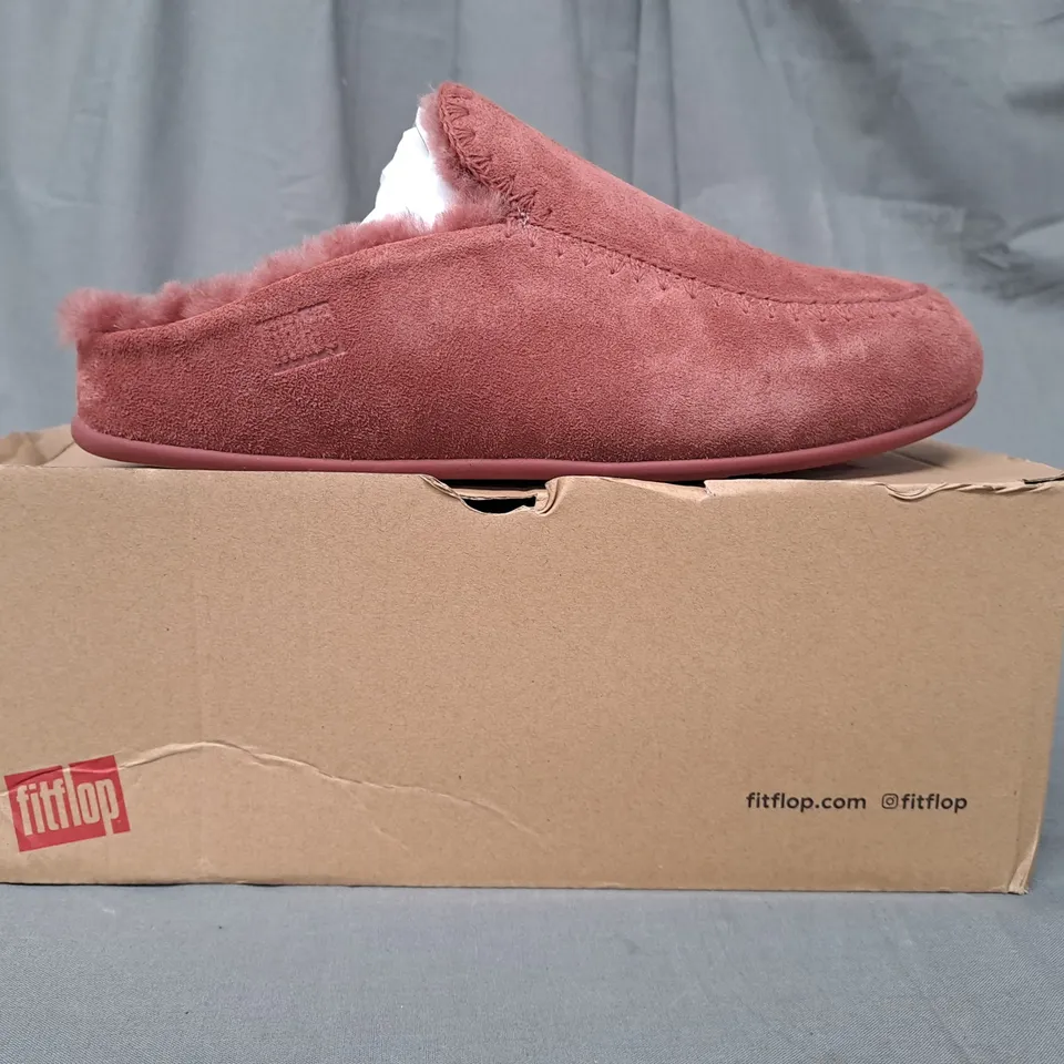 BOXED PAIR OF FITFLOP CHRISSIE II HAUS CROCHET-STITCH SHEARLING SLIPPERS IN CLAY UK SIZE 6