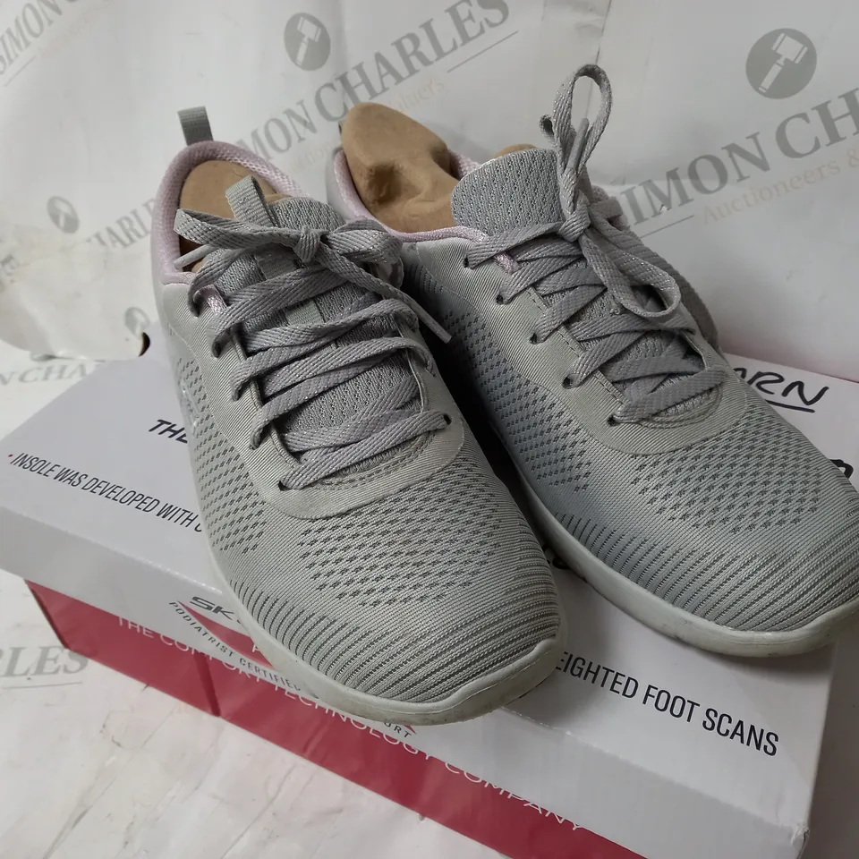 BOXED PAIR OF SKECHERS ARCH FIT TRAINERS IN GREY SIZE 7