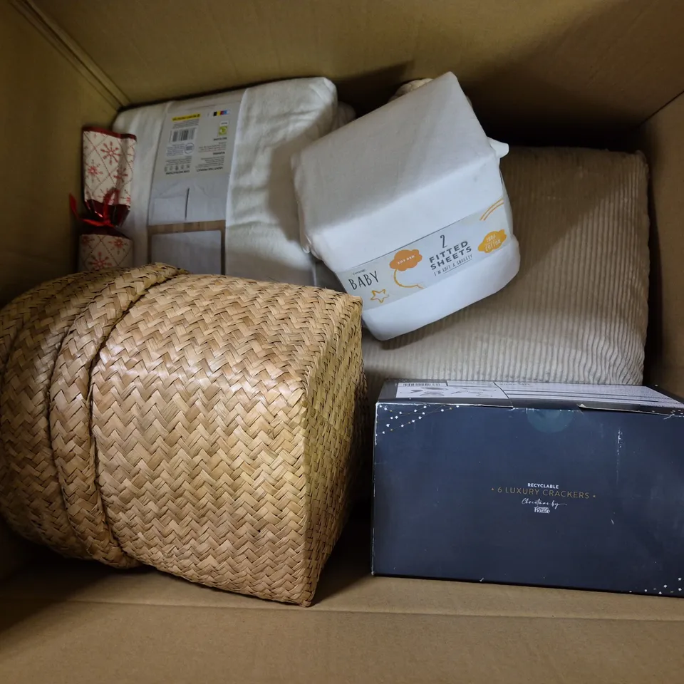 APPROXIMATELY 10 ASSORTED ITEMS TO INCLUDE CHRISTMAS STAR CRACKERS, BABY FITTED SHEETS, SQUARE MINI HAMPER BASKET, ETC