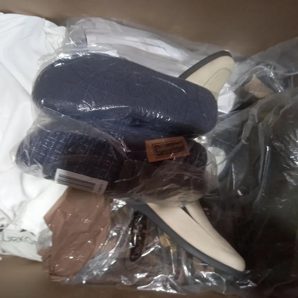 BOX OF APPROXIMATELY 12 ASSORTED PAIRS OF SHOES AND FOOTWEAR ITEMS IN VARIOUS STYLES AND SIZES TO INCLUDE DREAM PAIRS, HOBOS, ETC