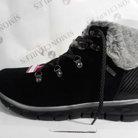 SKECHERS SYNERGY BLACK LACE BOOTS - SIZE 6.5