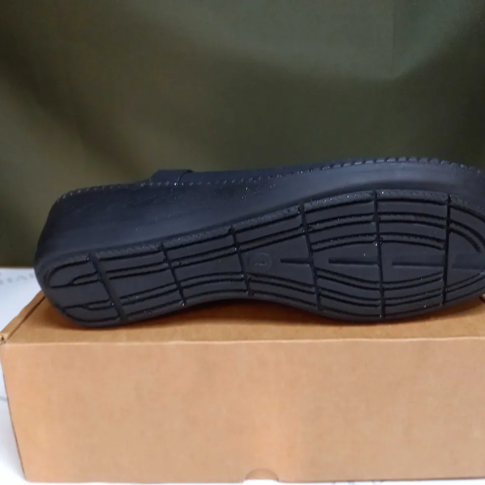 BOXED CUSHION WALK OPEN TOE PLATFORM SANDALS - SIZE 7