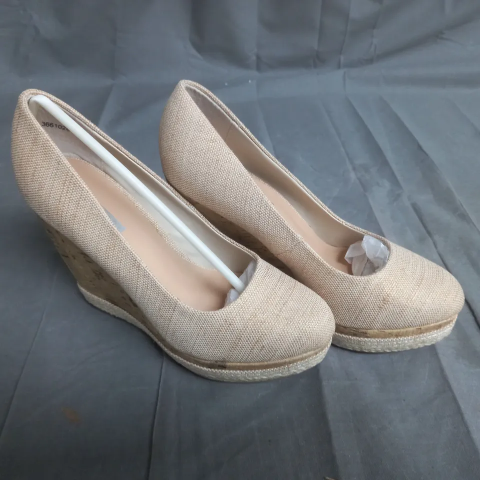 BOX OF APPROXIMATELY 8 DESIGNER WEDGE SHOES IN OAT MEAL - VARIOUS SIZES 