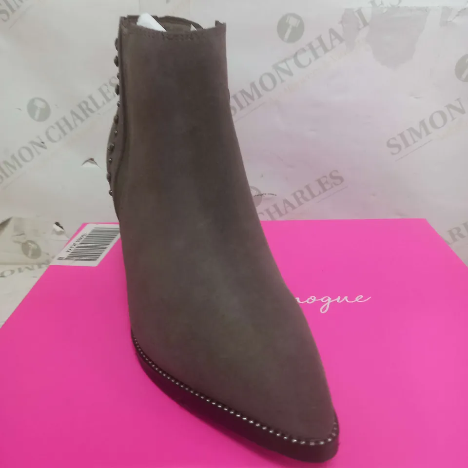 BOXED PAIR OF DANNII MINOGUE WESTERN ANKLE BOOTS IN TAUPE SUEDE SIZE 4