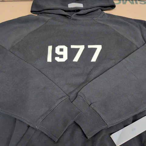 FEAR OF GOD ESSENTIALS HOODIE – BLACK WITH 1977 PRINT - SIZE L
