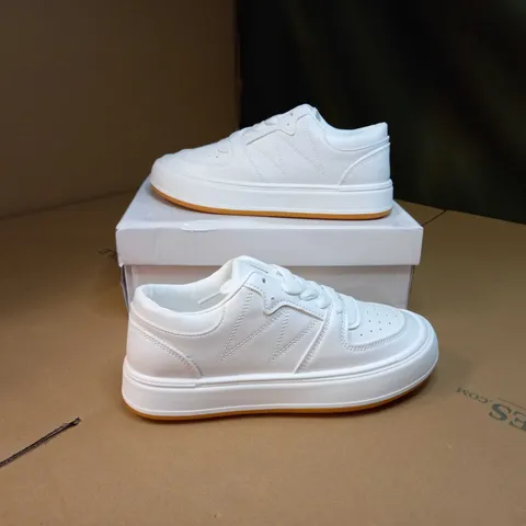 BOXED PAIR OF DESIGNER WHITE TRAINERS SIZE 5