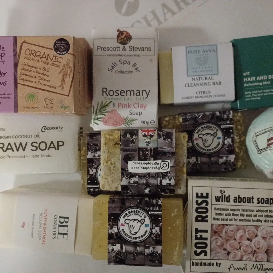 LOT OF APPROX. 14 ASSORTED SOAPS TO INCLUDE GRUUM HAIR AND BODY BAR, MR BASSETT'S GRAPPLER'S SOAP, LITTLE SOAP COMPANY LAVENDER & CITRUS SOAP ETC.  