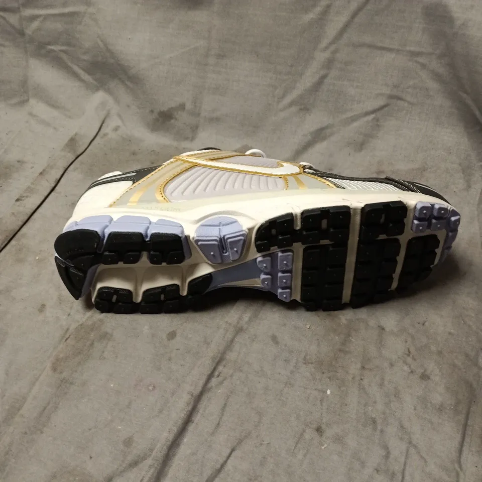 NIKE VOMERO 5 TRAINERS SIZE 9