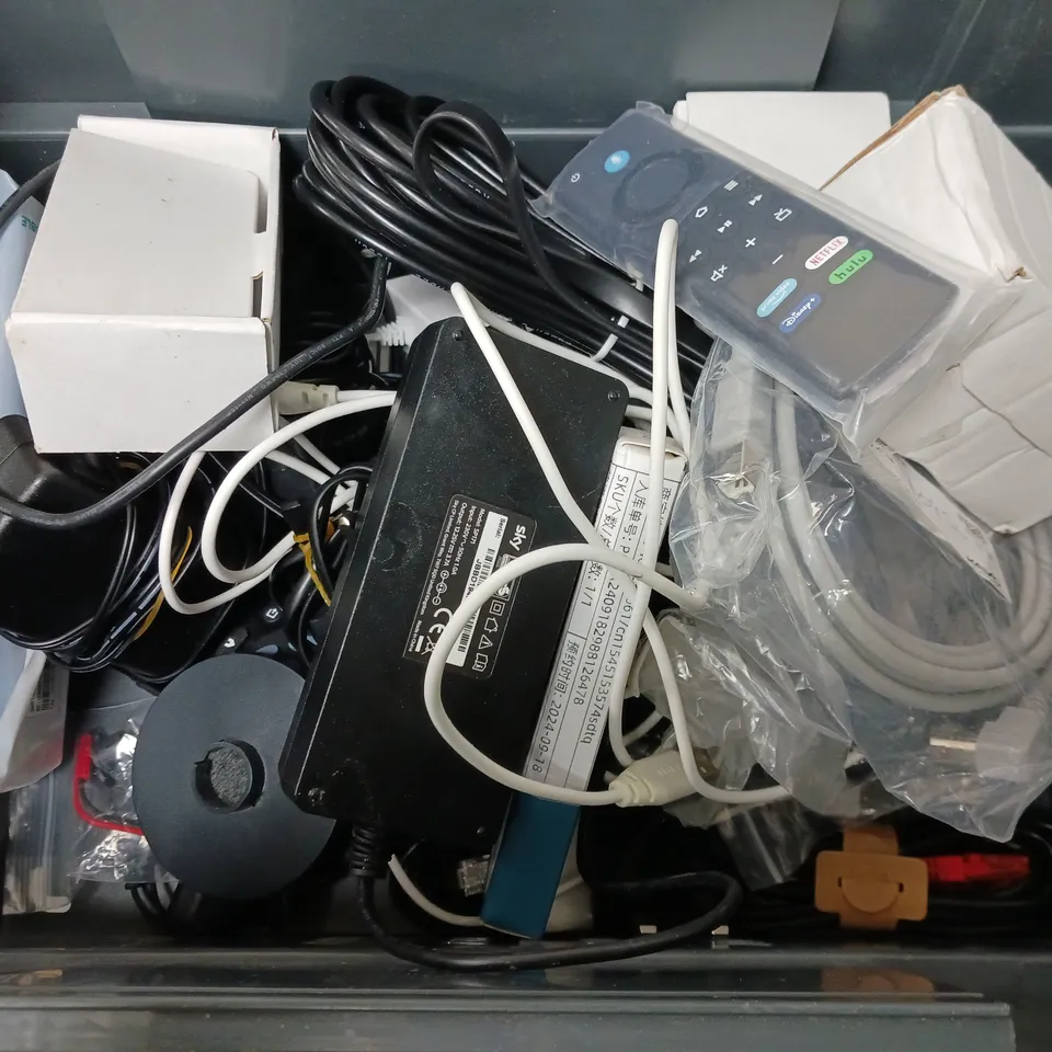 APPROXIMATELY 12 ASSORTED HOUSEHOLD ITEMS TO INCLUDE POWER CABLES, BLENDER, REMOTES, ETC