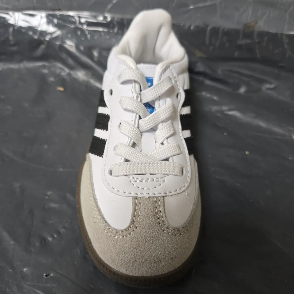 UNBOXED PAIR OF ADIDAS CHILDRENS SAMBA TRAINERS IN WHITE/BLACK - UK 7K