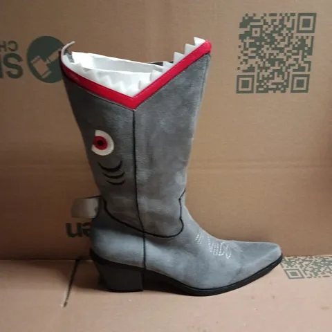 BOXED KOI SHARK DOO-DOO BOOTS IN GREY - UK 6