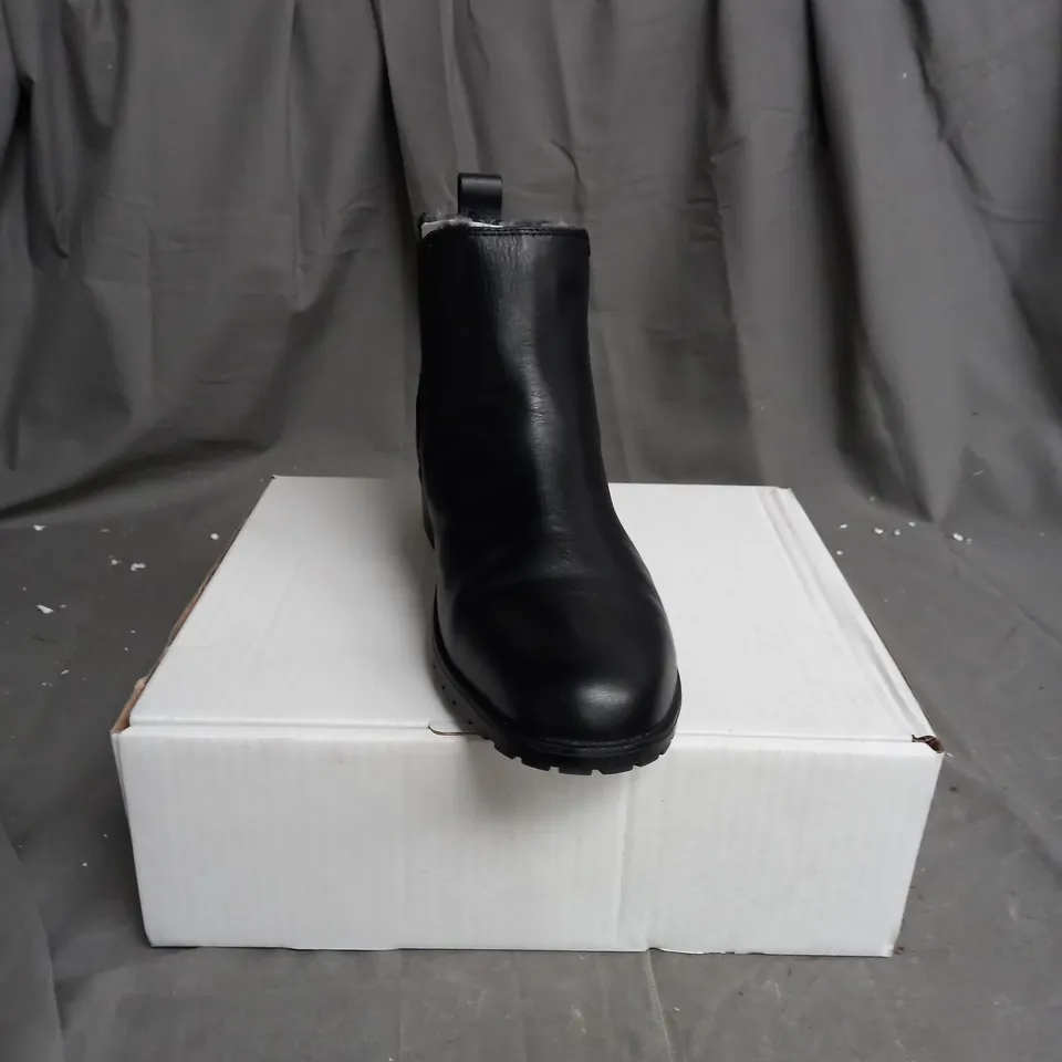 BOXED PAIR OF STRIVE WINDSOR BOOTS BLACK SIZE 6.5