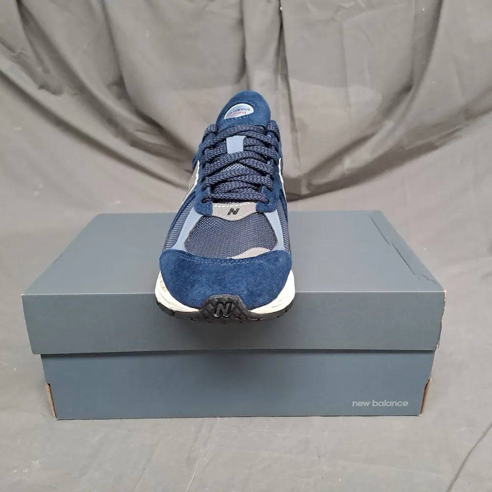 BOXED PAIR OF NEW BALANCE GORE-TEX TRAINERS IN NAVY SUEDE SIZE 8