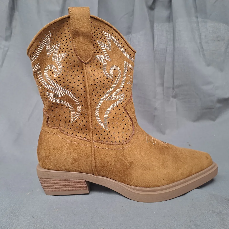 BOXED PAIR OF SIMPLY BE COWBOY BOOTS IN TAN UK SIZE 6