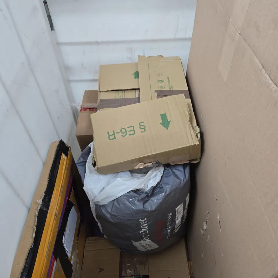 CAGE OF APPROXIMATELY 7 HOUSEHOLD ITEMS INCLUDING WINTER DUVET, BALLOON PARTY SET AND RICE BUCKET