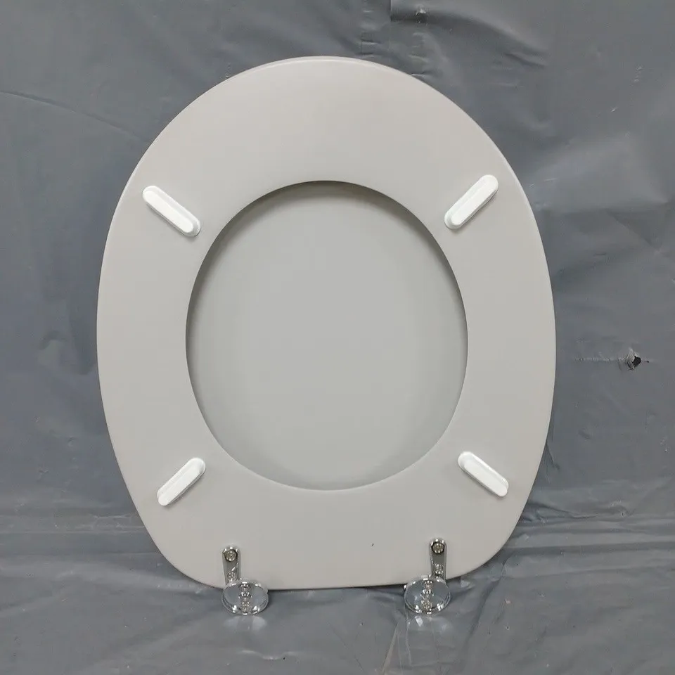 BOXED HOME SHAKER STYLE TOILET SEAT 