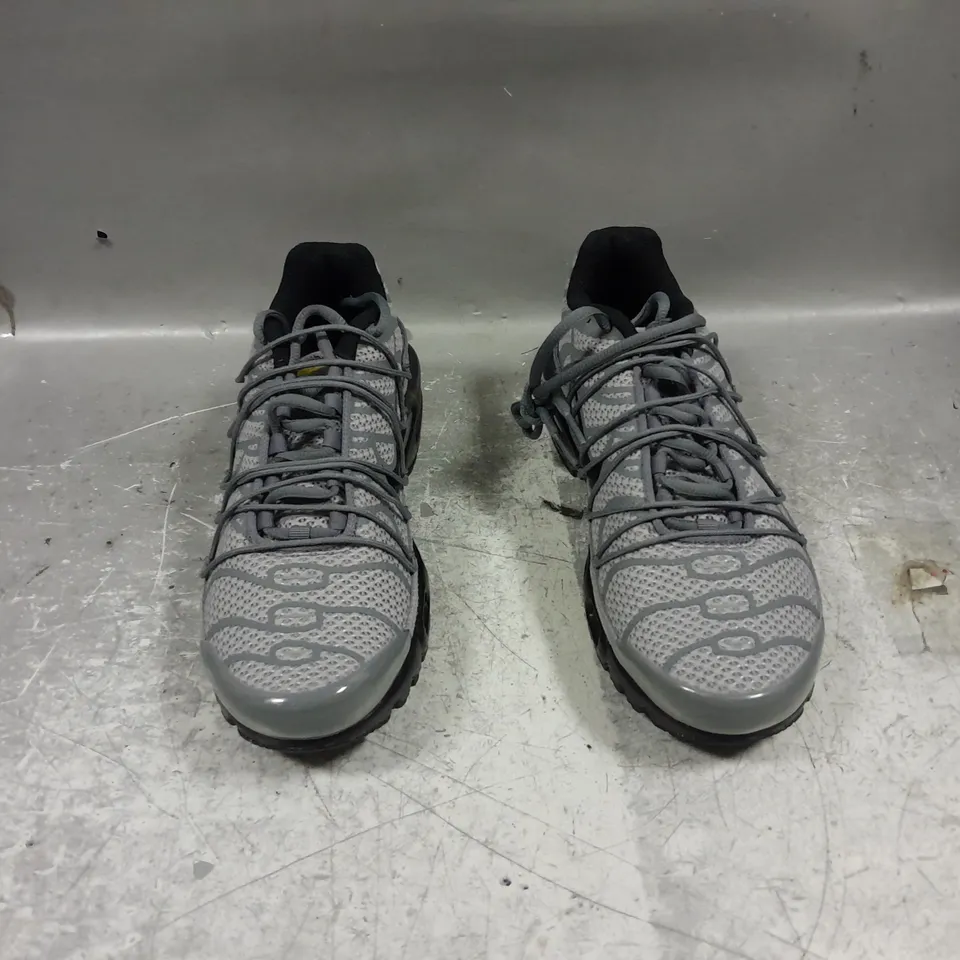 UNBOXED PAIR OF NIKE AIR TN GREY UK 6 