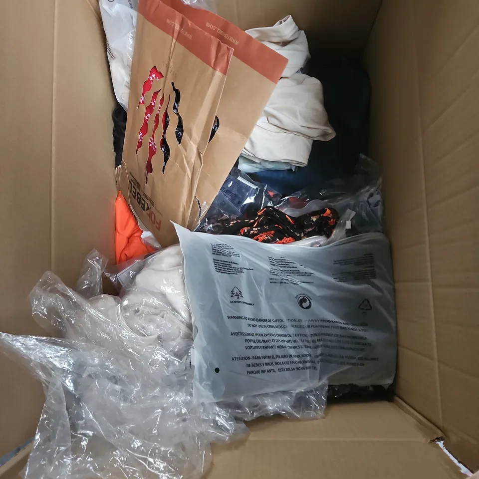 BOX OF APPROXIMATELY 25 ASSORTED CLOTHING ITEMS TO INCLUDE XMAS SOCKS, LARGE HANDBAG, BLACK HOODIE, LEATHER TROUSERS ETC