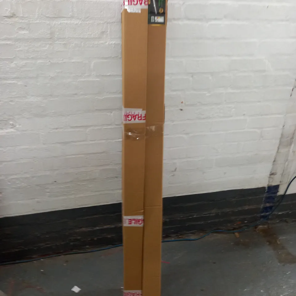 LOT OF ASSORTED LIGHTING ITEMS INCLUDES LED BATTEN LIGHT AND LED TUBE LIGHTS IN VARIOUS SIZES - COLLECTION ONLY