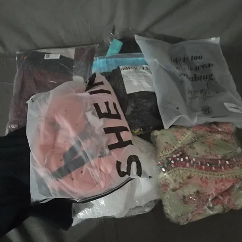 APPROXIMATELY 35 ASSORTED CLOTHING ITEMS IN VARIOUS SIZES, STYLES & COLOURS TO INCLUDE MINI DRESS, TOPS, JUMPERS, ETC - COLLECTION ONLY