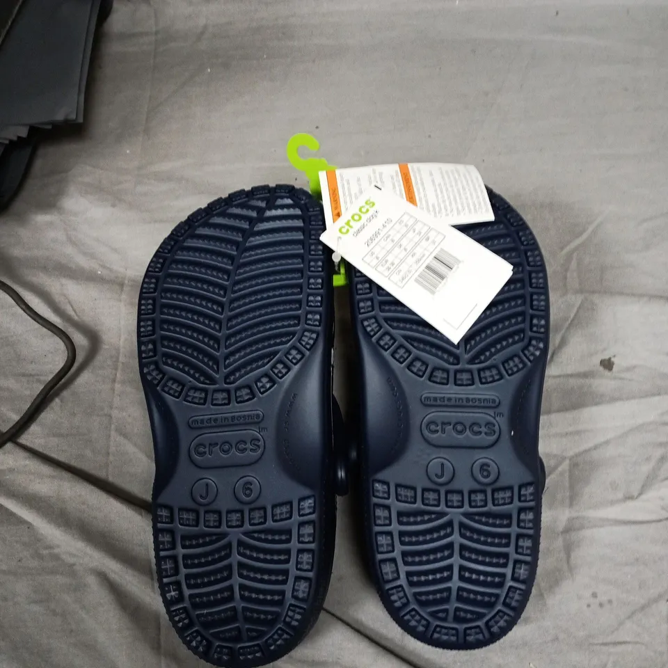 CROCS NAVY CLASSIC CLOGS – SIZE J 6 