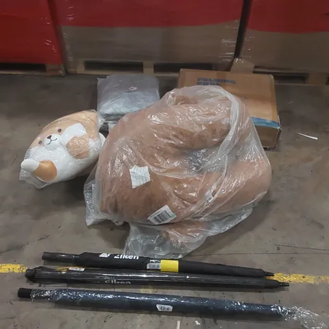 PALLET OF ASSORTED ITEMS INCLUDING: RUGS, CUSHIONS, FOLDING POOL, UMBRELLAS ECT