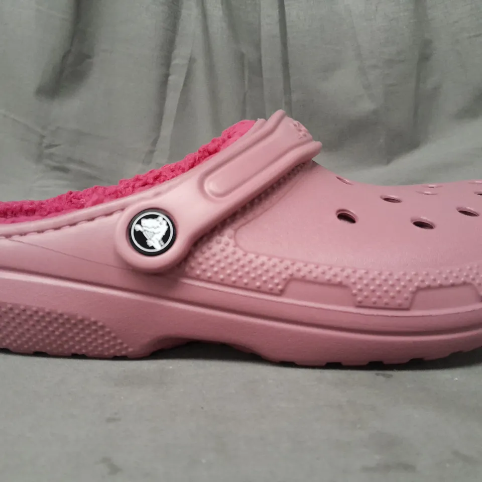 PAIR OF CROCS CLASSIC LINED CLOGS IN BERRY UK SIZE M5/W6