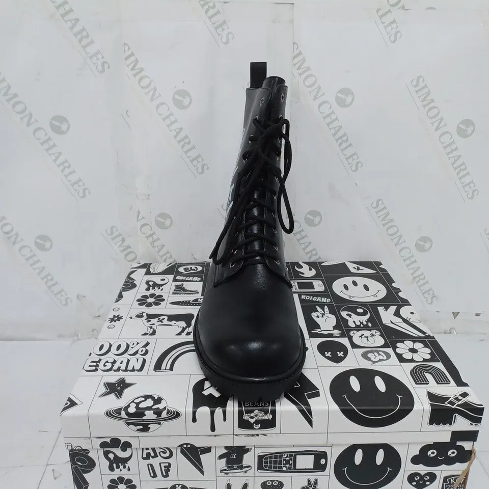 KOI FOOTWEAR MENS BLACK ANIMAL FREE MILITARY BOOTS SIZE 9