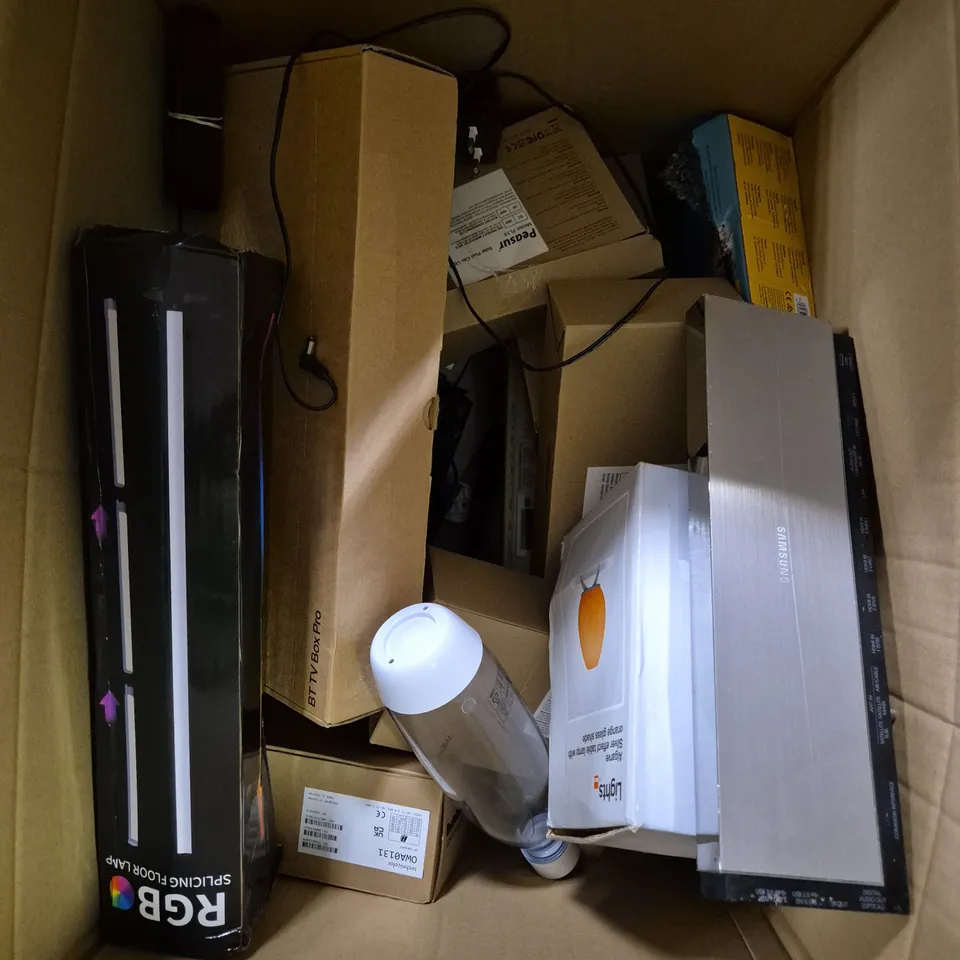 APPROXIMATELY 12 ASSORTED ELECTRICAL PRODUCTS TO INCLUDE KEYBOARD, DESK LAMP, HAIR STYLER ETC 