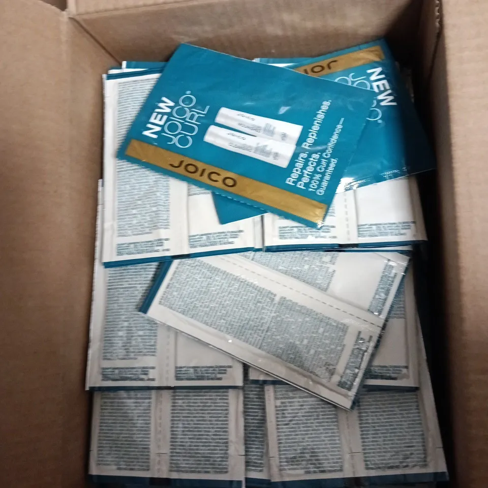 BOX OF APPROXIMATELY 195 JOICO CURL SHAMPOO AND CONDITIONER SAMPLE SACHETS