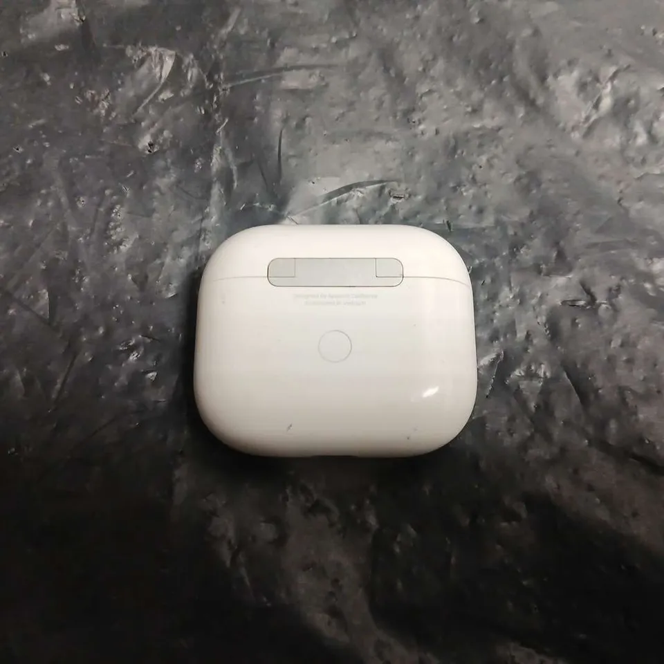 APPLE AIRPODS PRO WITH WIRELESS CHARGING CASE