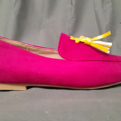 BOXED PAIR OF DESIGNER SLIP-ON TASSEL DETAIL SHOES IN PINK/YELLOW EU SIZE 38