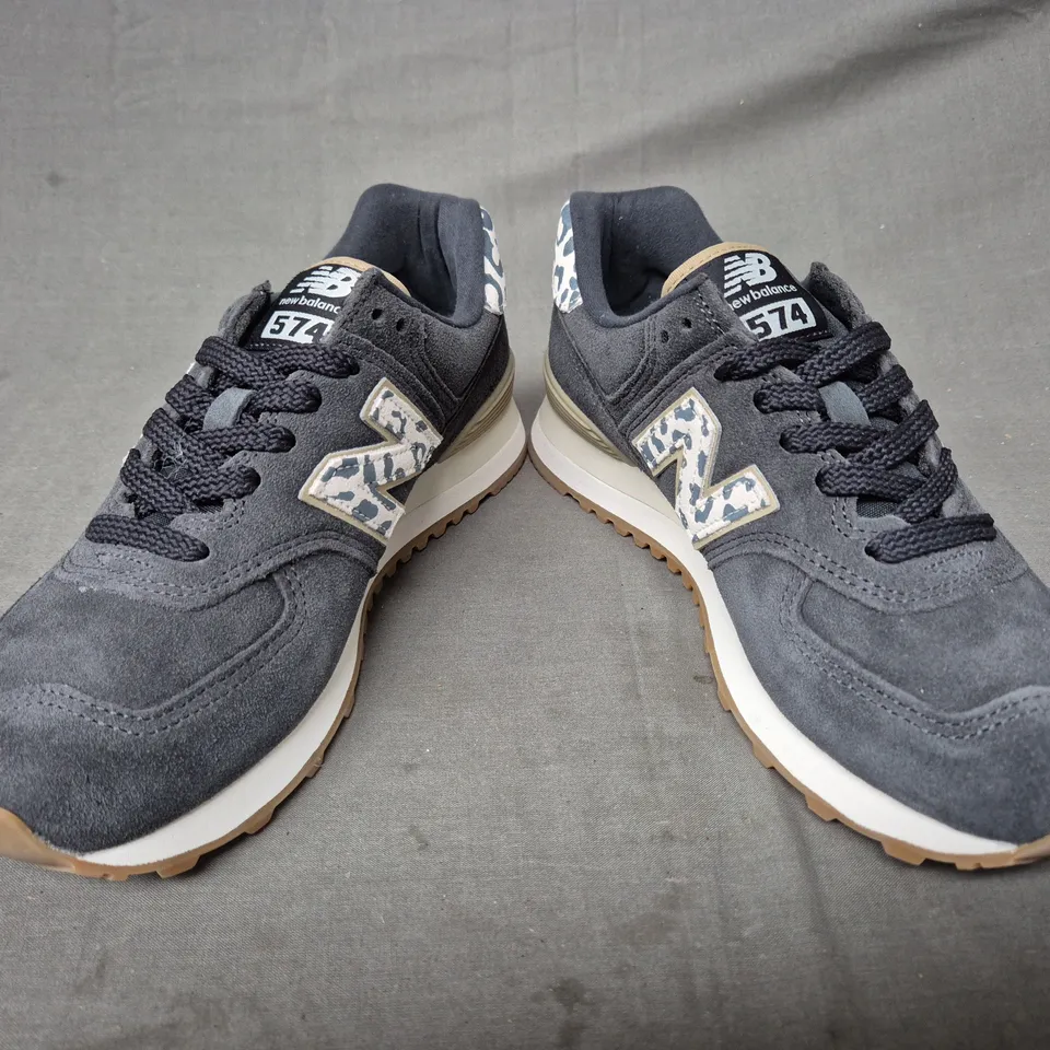 BOXED PAIR OF NEW BALANCE 574 TRAINERS IN DARK GREY UK SIZE 5.5